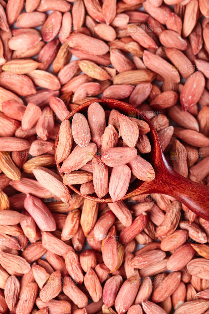 白底上摆放着小花生米