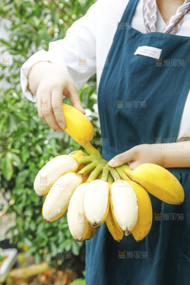 手拿剥皮的苹果蕉