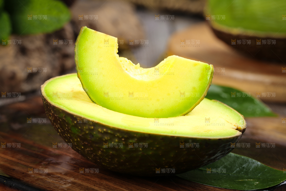 木底上放着切开的巨无霸牛油果