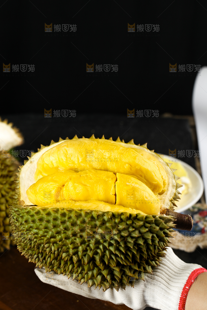 手里拿着新鲜榴莲