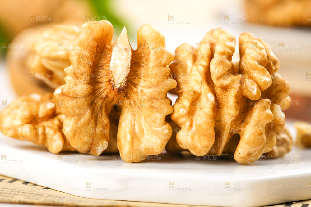 石板上的纸皮核桃仁