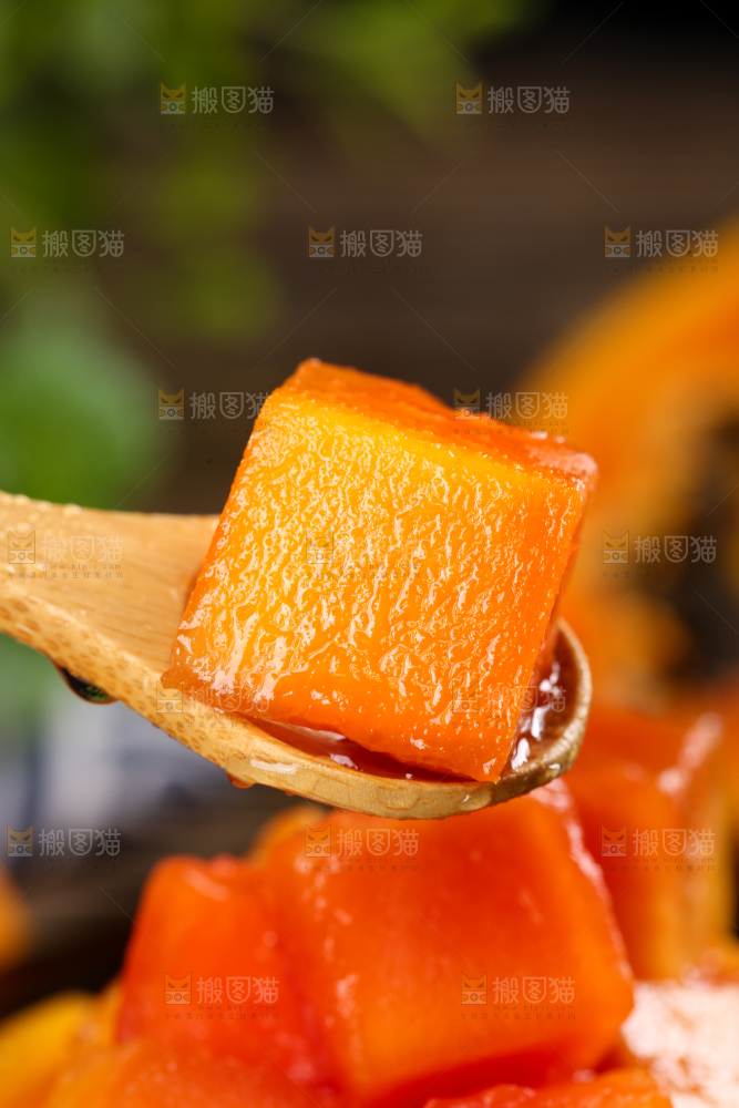 勺子上的木瓜果肉