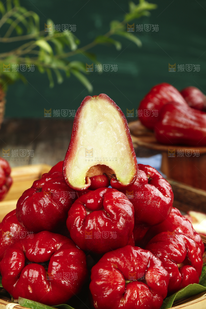 黑石板上放着一盘海南莲雾