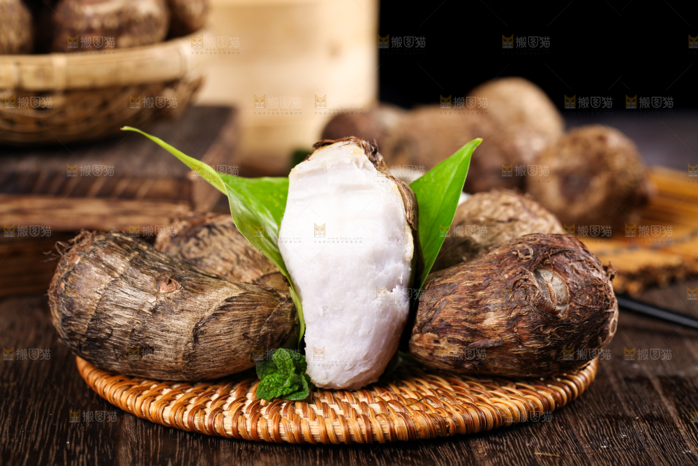 竹底上的牛奶毛芋头