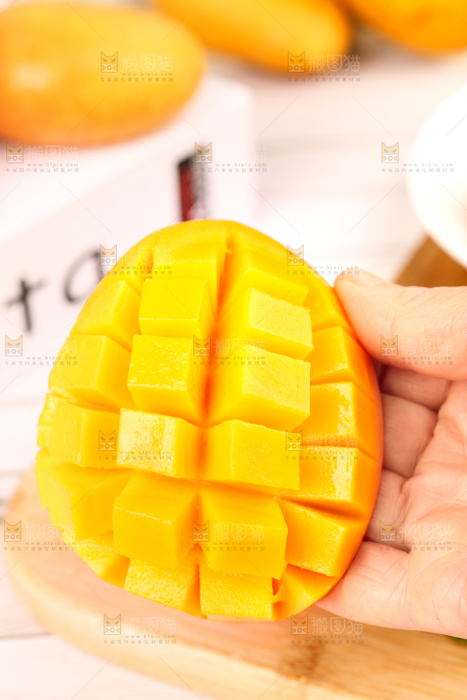 手拿切开的小台芒