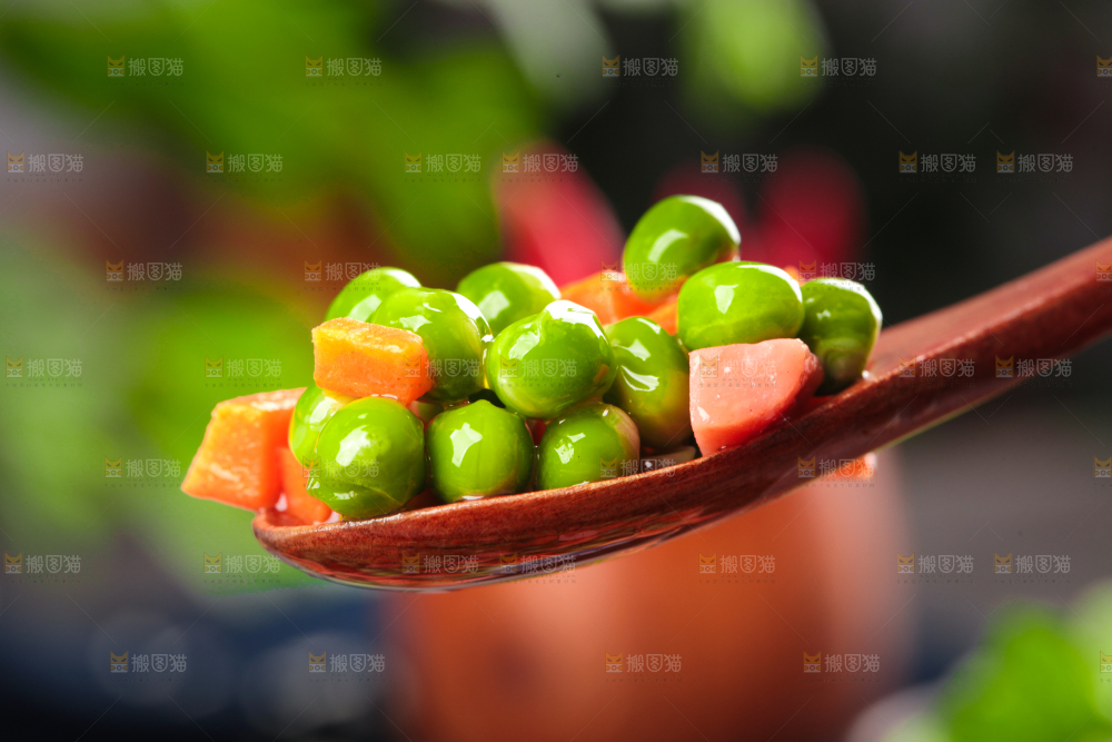 勺子里的炒豌豆粒
