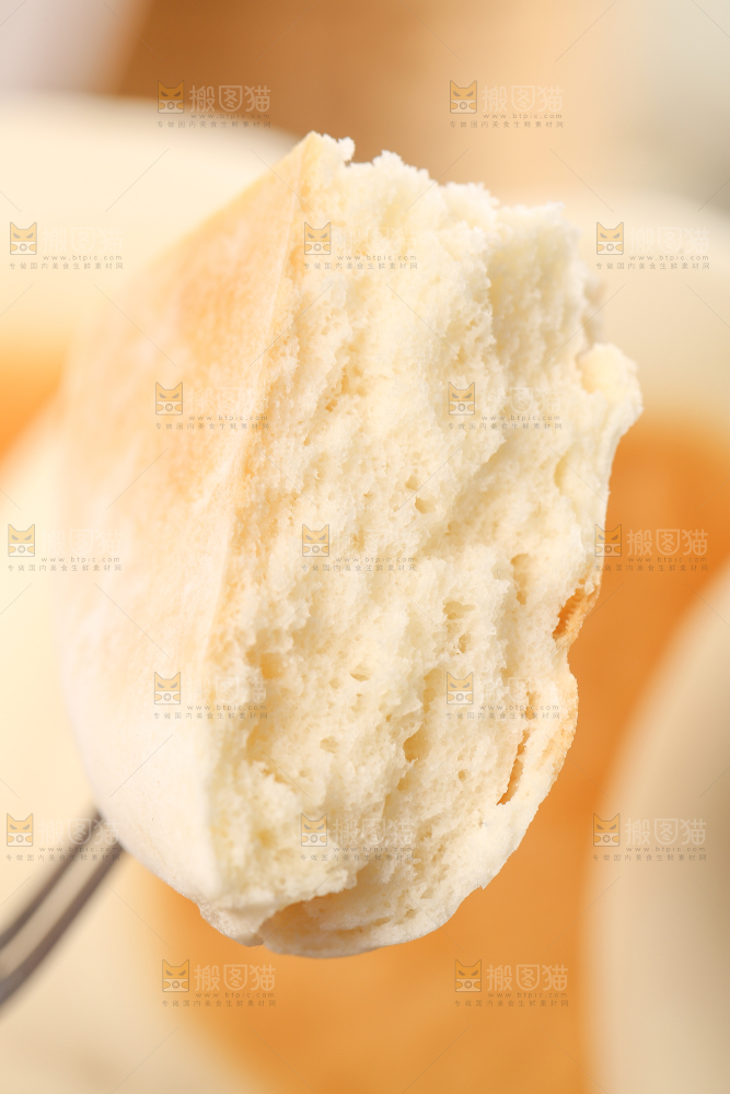 叉子上叉着蛋奶饼