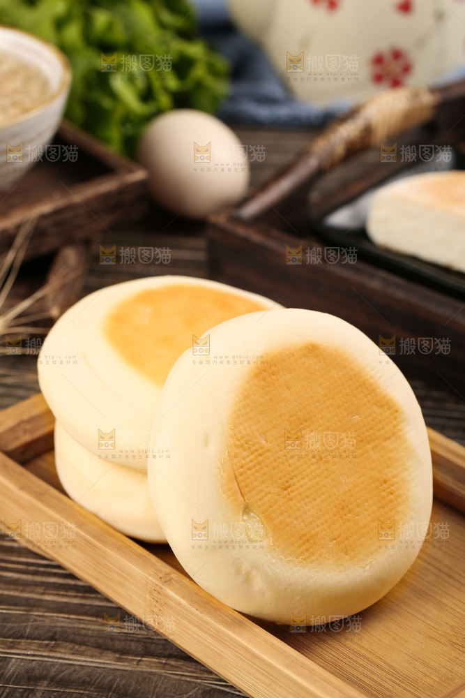 盘子里装着奶香饼