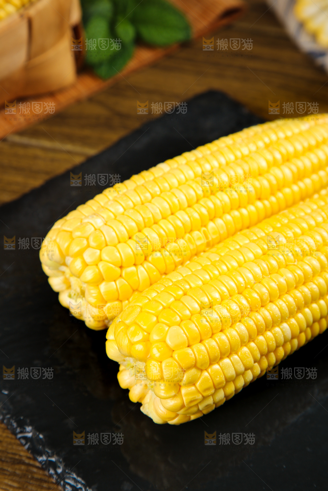 黑石板上的新鲜玉米