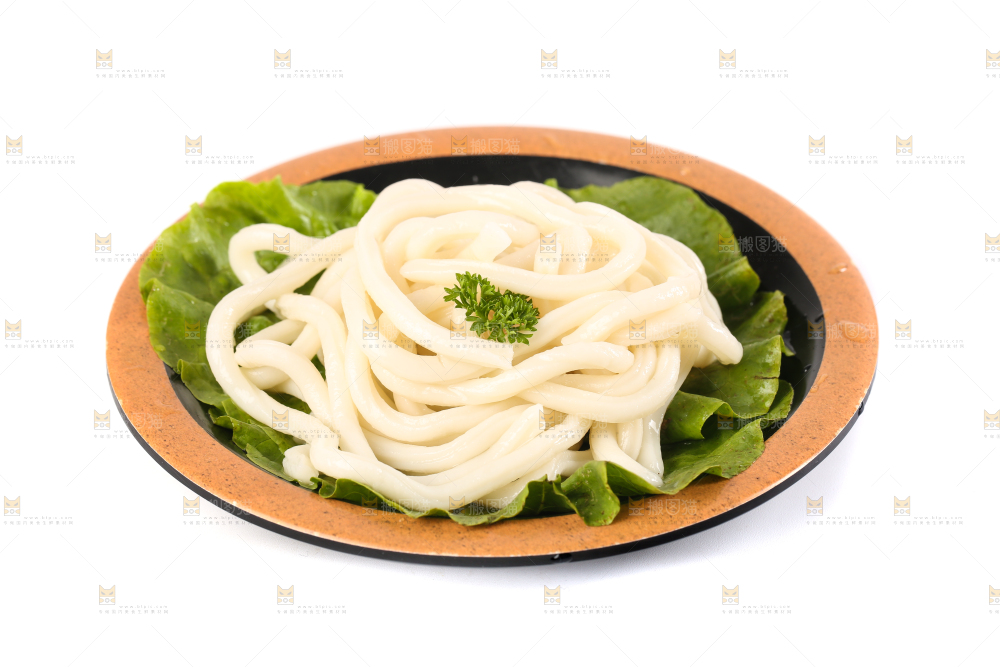 碗里泡着日式乌冬面