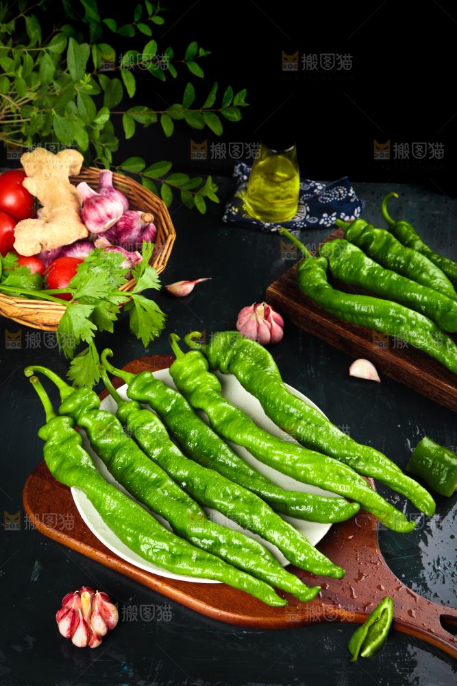 木板上放着陕西螺丝椒