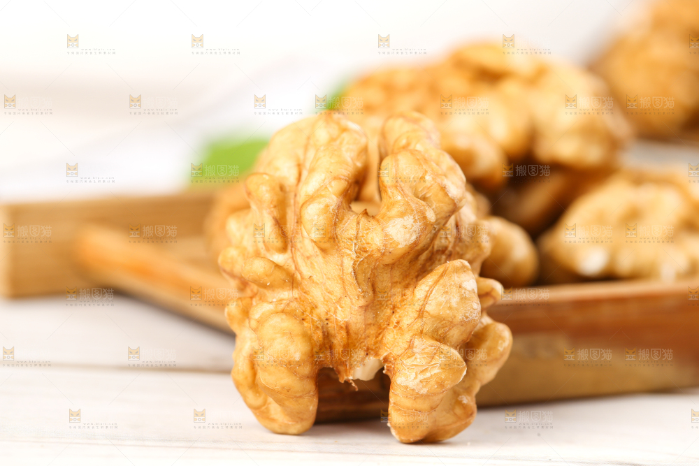 木底上的核桃仁
