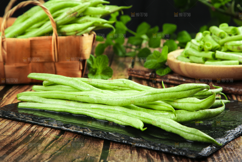 黑石板上的新鲜四季豆