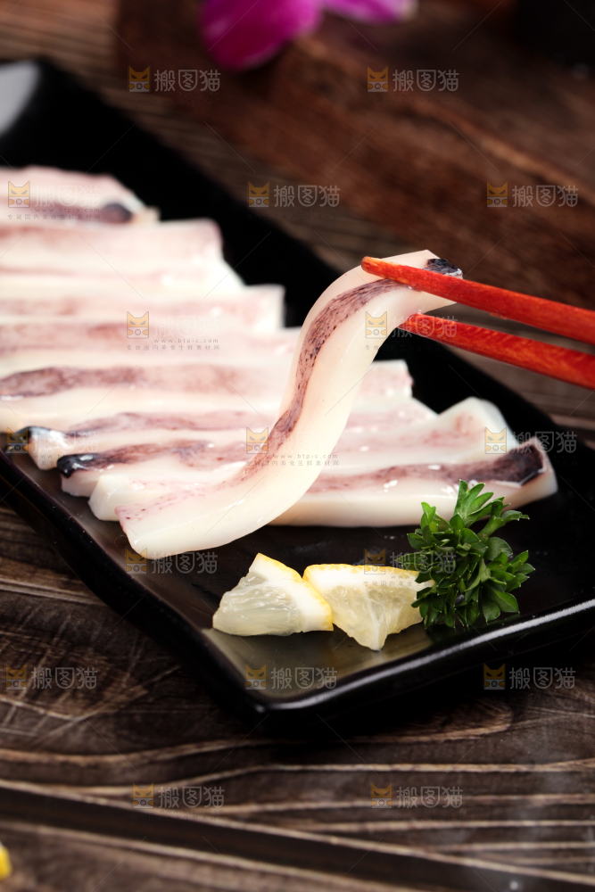 筷子上夹着鲜鱿鱼