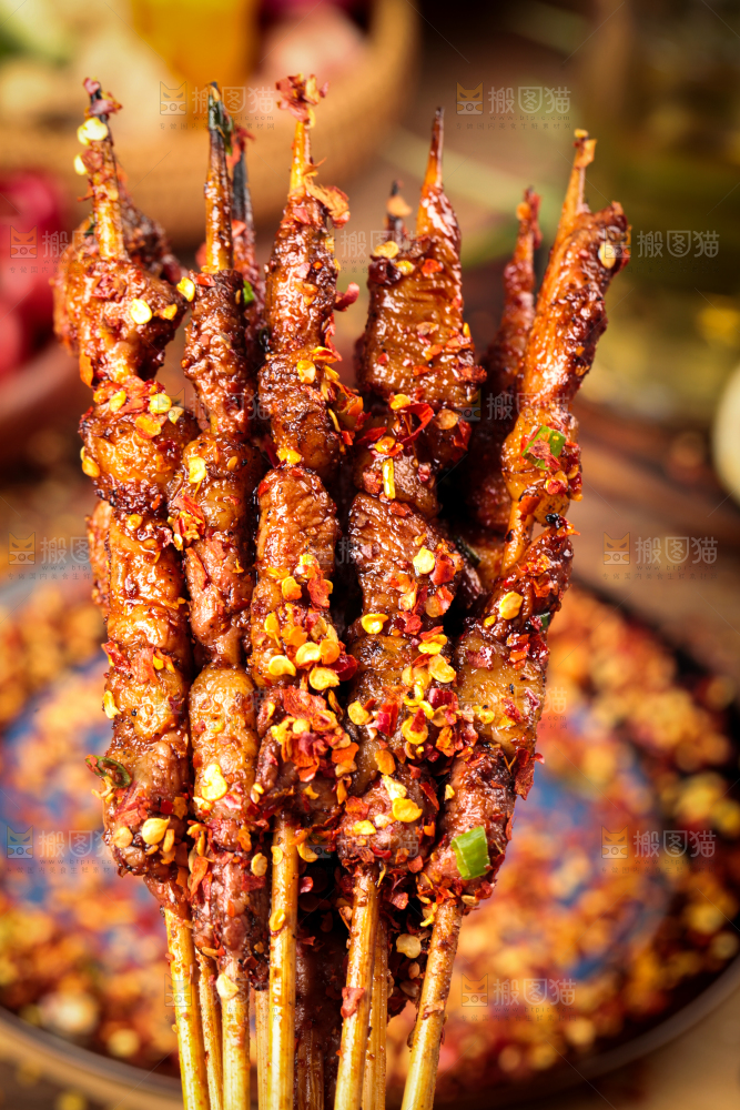 深底上的羊肉烤串