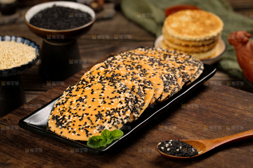 盘子里装着炭烤芝麻饼