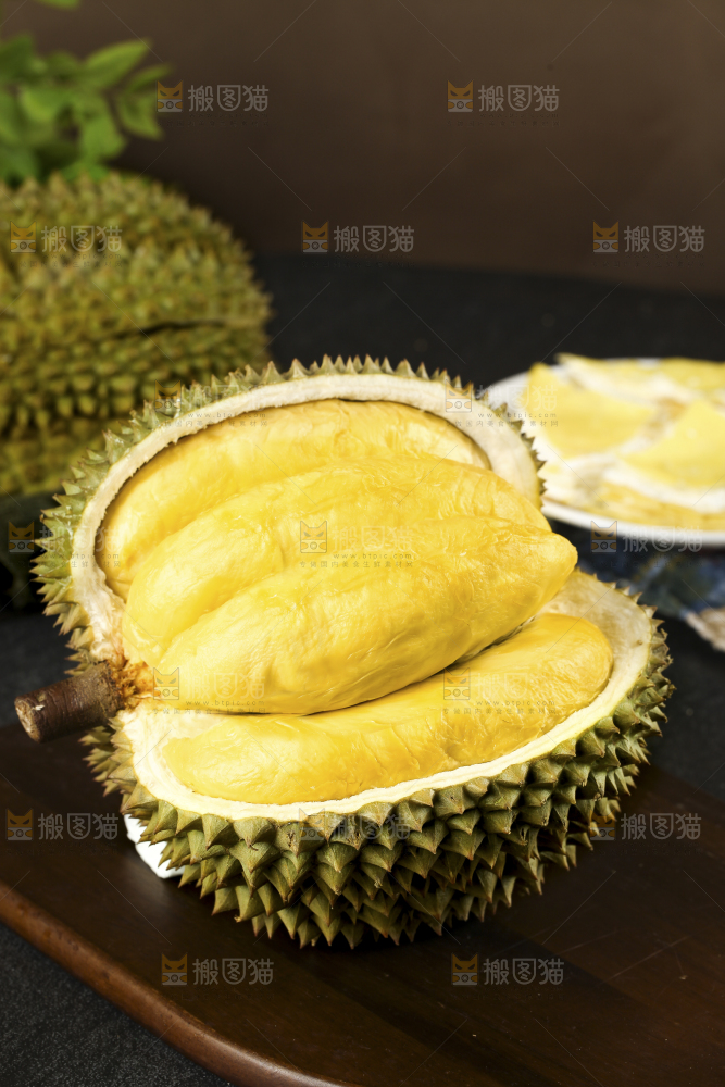 木板上的泰国甲仑榴莲