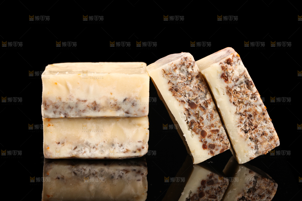 黑底上的清汤火锅料