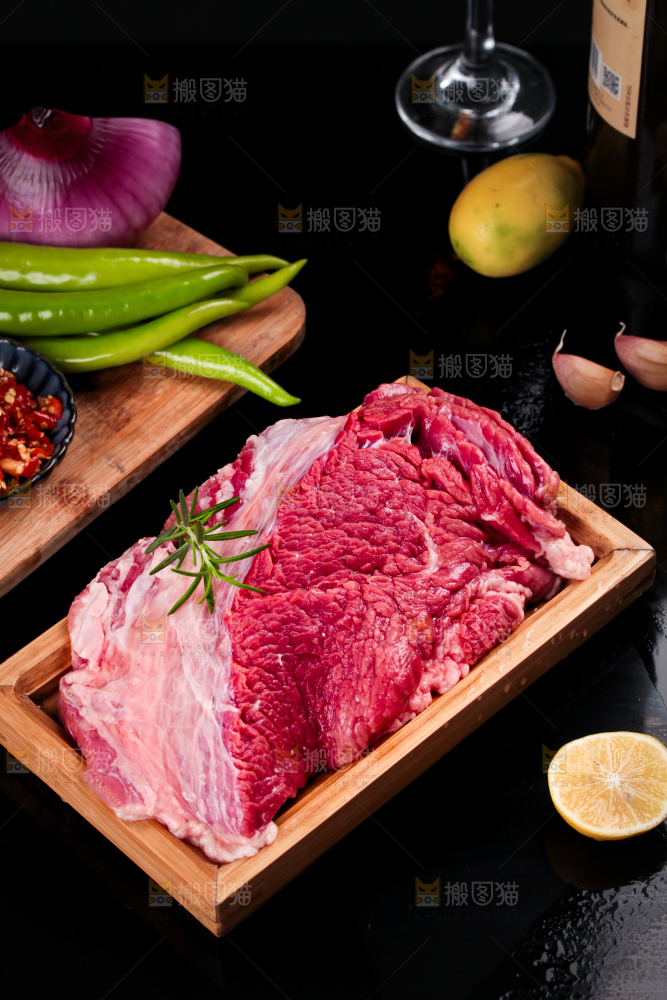 盘子里装着牛腿肉