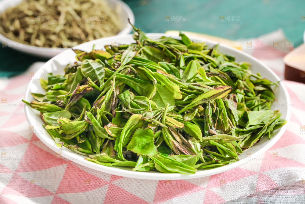 盘子里装着绿茶茶叶