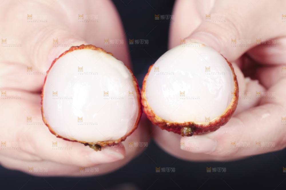 手拿剥皮的荔枝