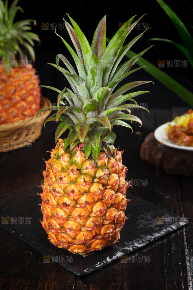 石板上放着海南凤梨
