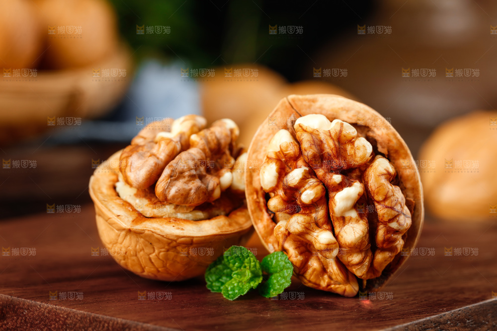 剥开的碳烤核桃放在木底上