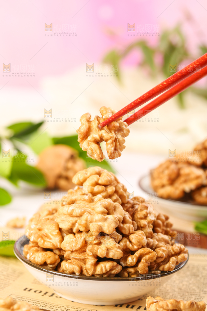 筷子夹着核桃仁