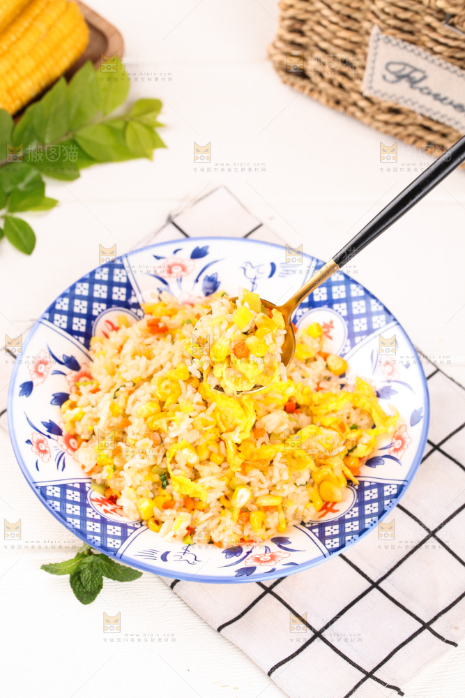 盘子里的玉米鸡蛋饭