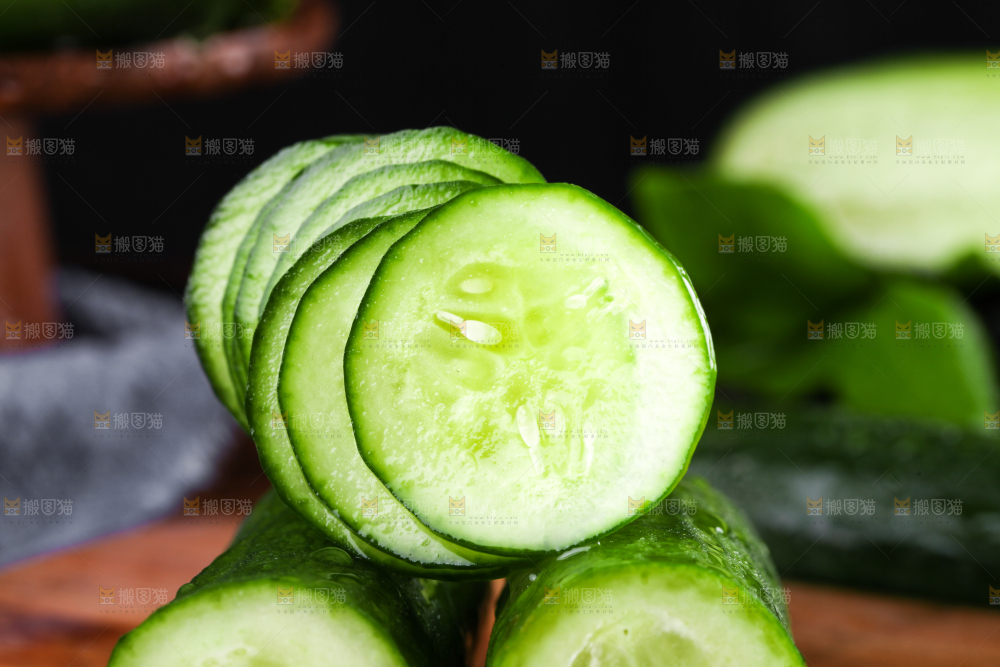 木板上放着水果小黄瓜