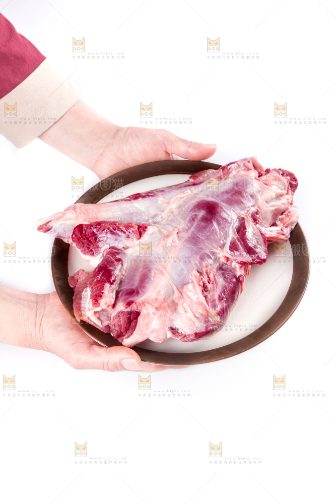 盘子里装着牛腿肉