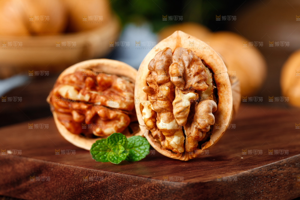 剥开的碳烤核桃放在木底上