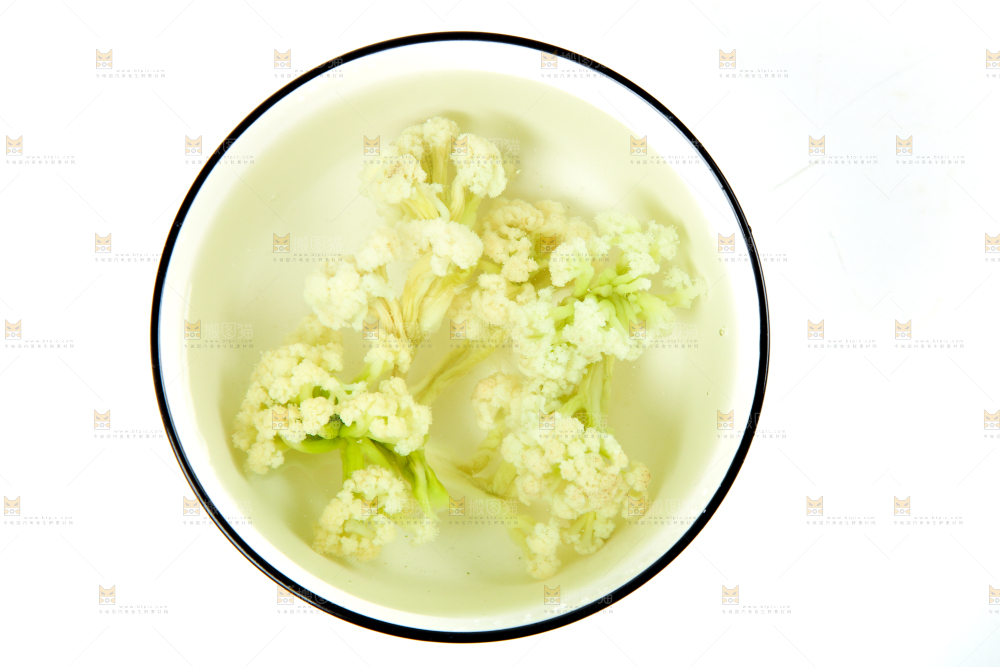 一碗泡发的干花菜放在白底上