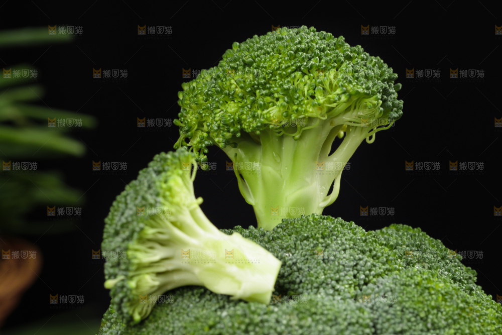 深底上放着新鲜的西兰花