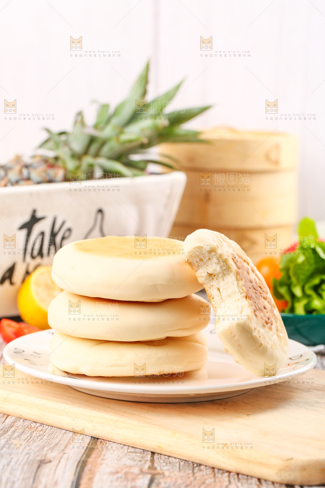 盘子里装着饼子