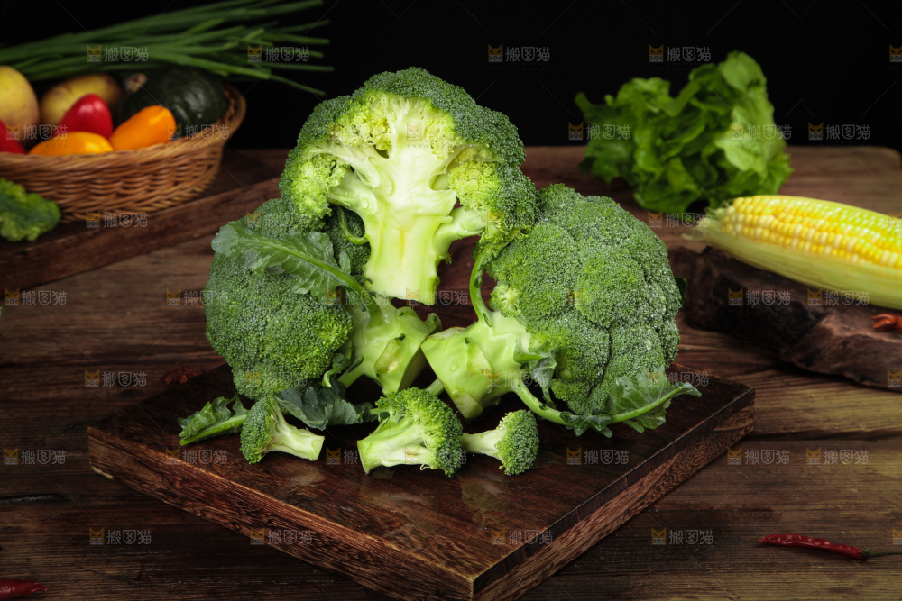 木底上放着新鲜的西兰花
