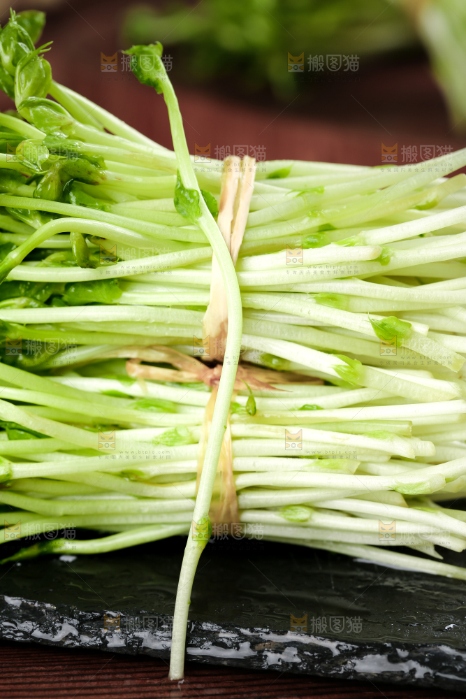 黑石板上的豌豆芽苗菜