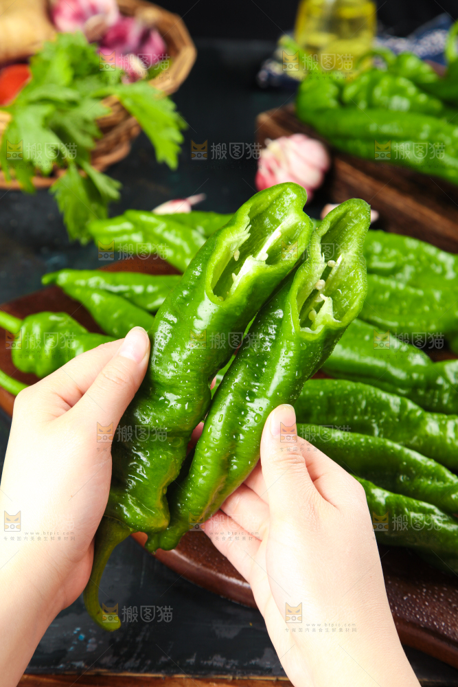 手里拿着新鲜螺丝椒