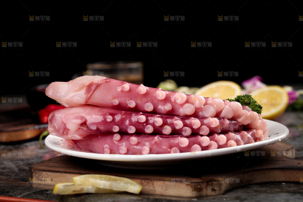 盘子里装着野生鱿鱼须