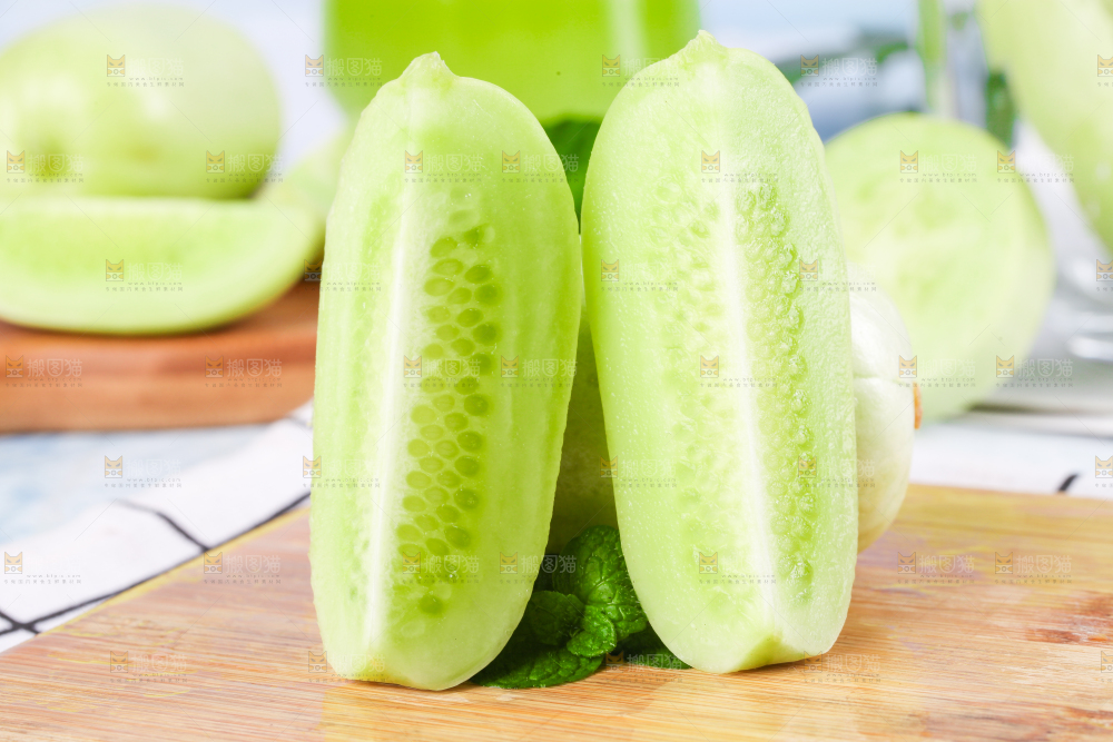 木底上放着切开的拇指玉女黄瓜 