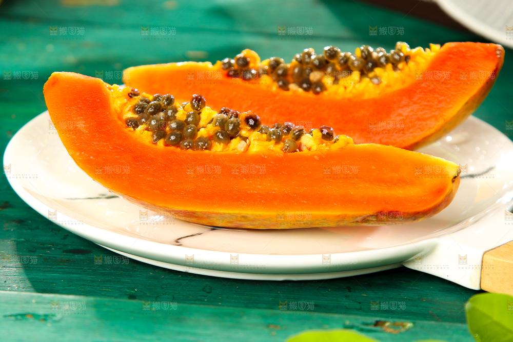 盘子里装着雷州红心木瓜