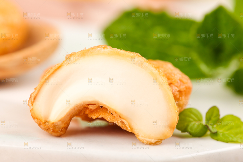 石板上的炭烧腰果