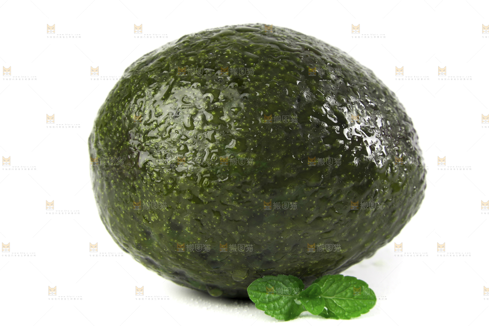 白底上放着新鲜牛油果