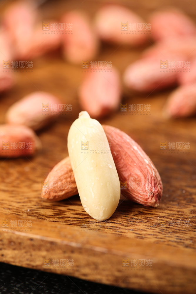 木板上放着小瘪子花生米
