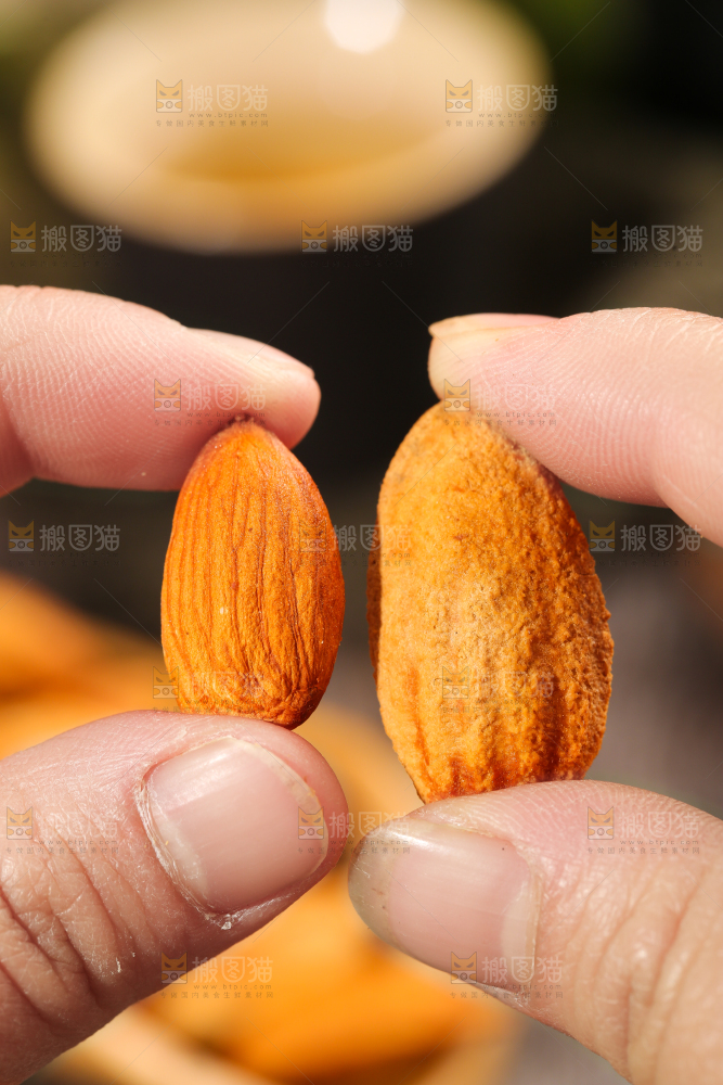 手拿巴旦木