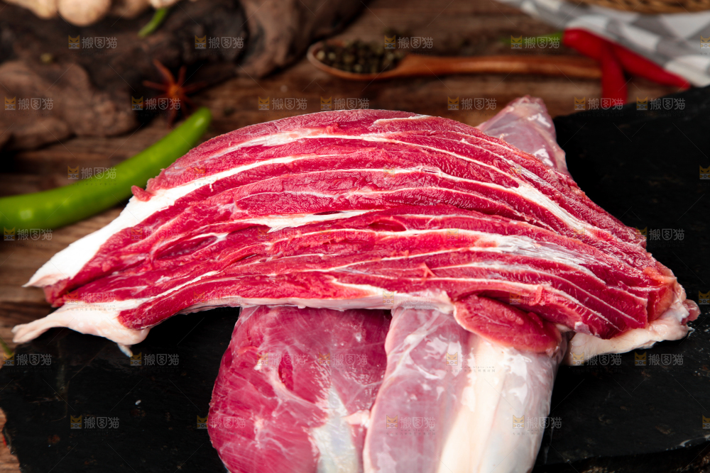 木板上放着牛腱子肉