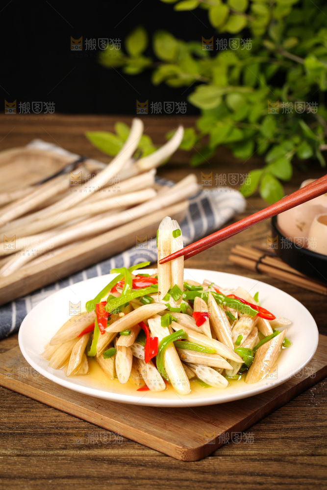 盘子里的藕带炒辣椒
