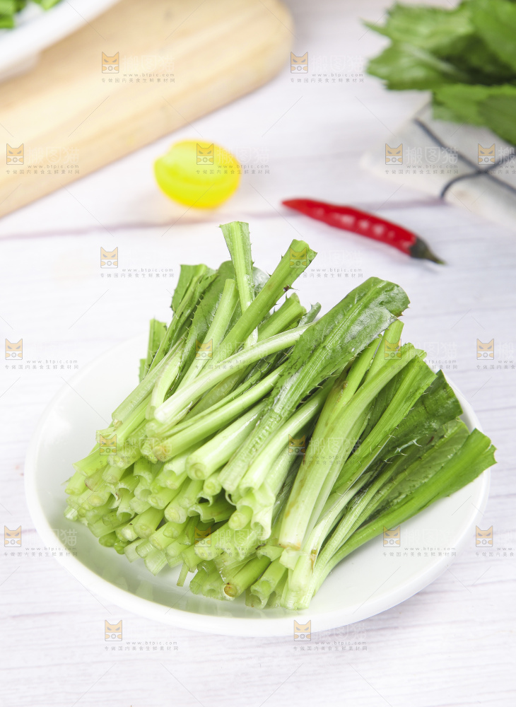 一盘切开的刺香菜放在浅底上
