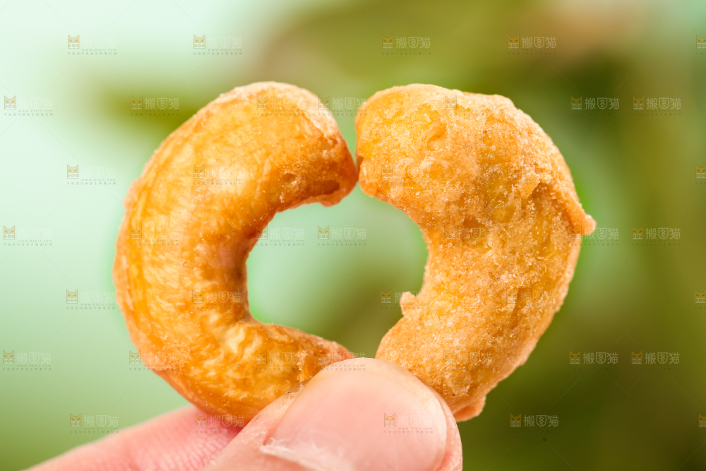 手拿腰果