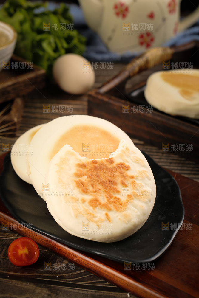 木底上放着蛋奶饼